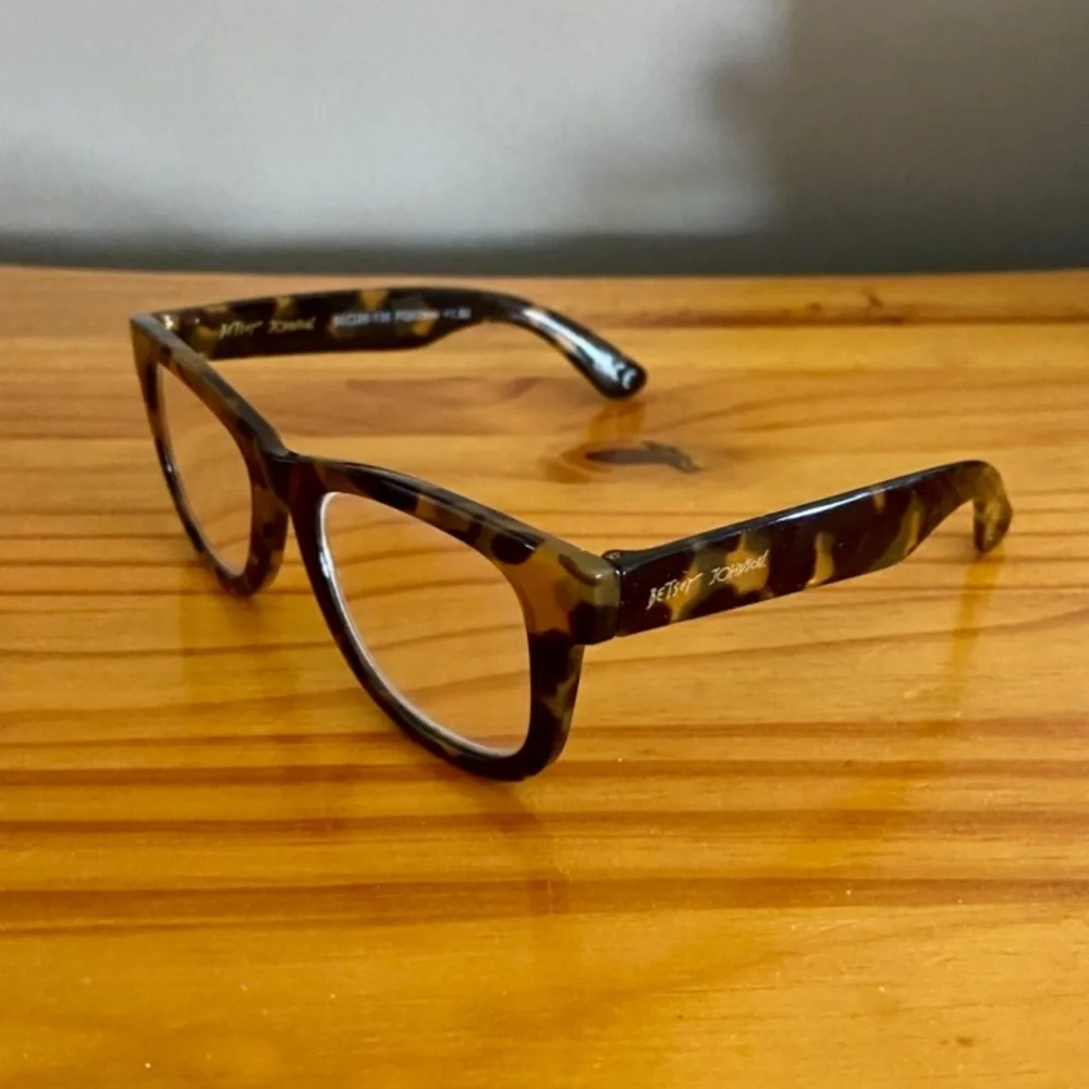 Betsey Johnson Translucent Brown Tortoise Wayfarer Readers +1.50. New